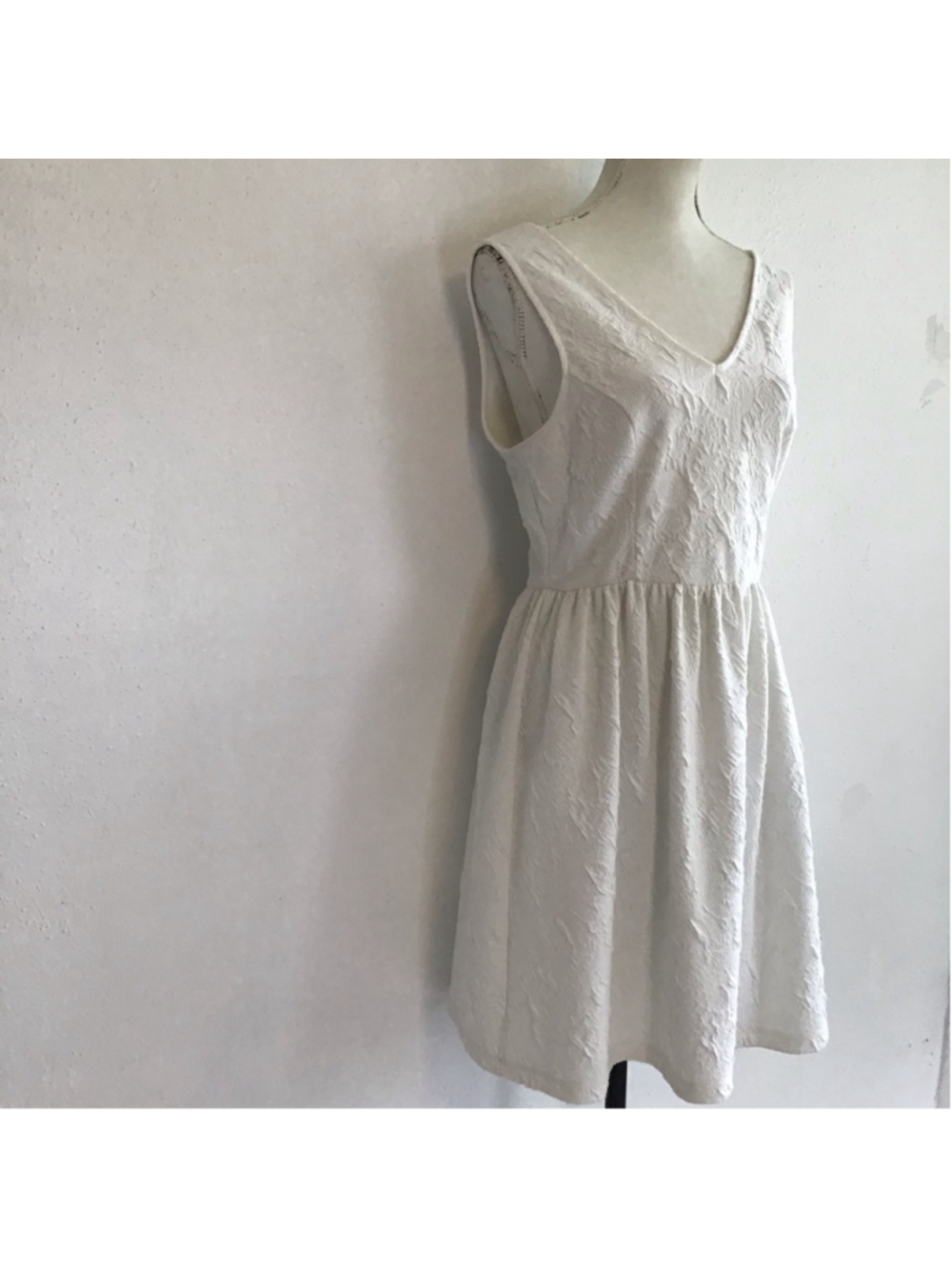 Everly Women Elegant Summer Fun White Textured V-Neck Mini Dress Size L - Picture 3 of 11